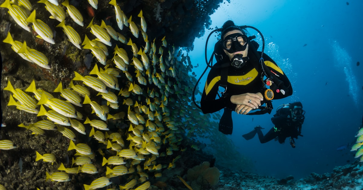 Snorkelista buceando en aguas turquesas cristalinas en una cala rocosa de Ibiza