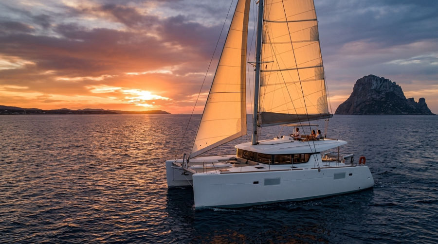 Catamaran huren op Ibiza, varend in het gouden uur bij Es Vedrà
