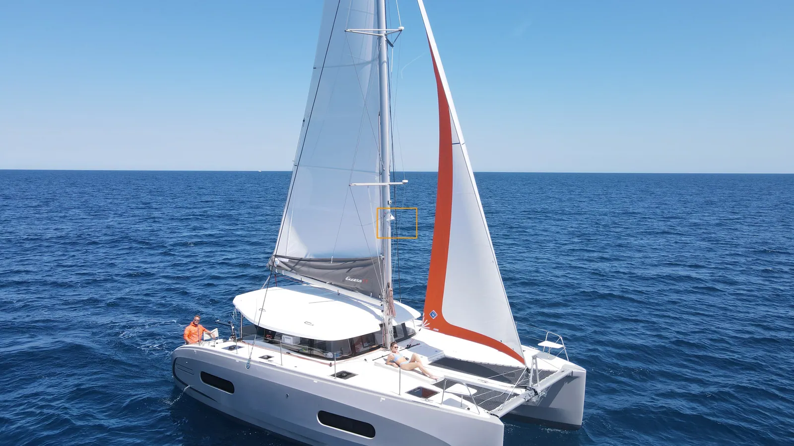 Grupo disfrutando de un barco de fiesta privado en Ibiza