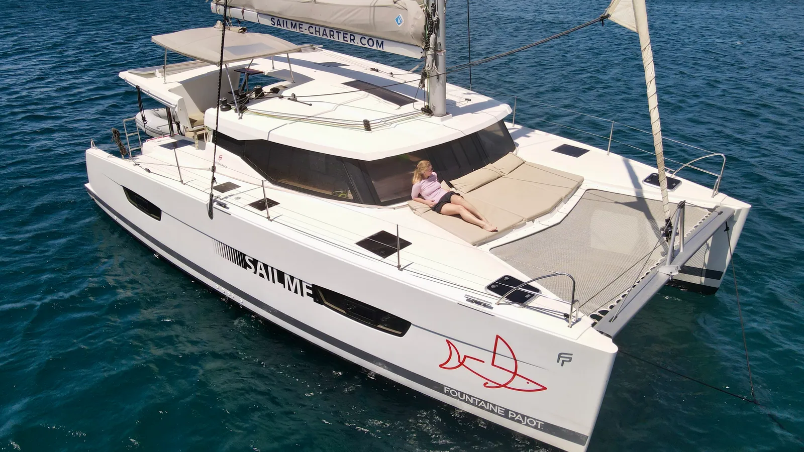 Gran catamarán listo para un alquiler de grupo en Ibiza
