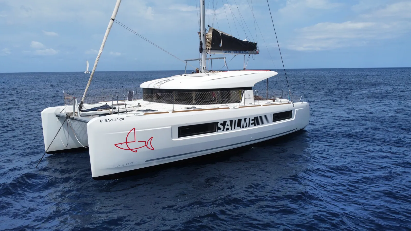 Groupe célébrant à bord d’un bateau de fête privé à Ibiza