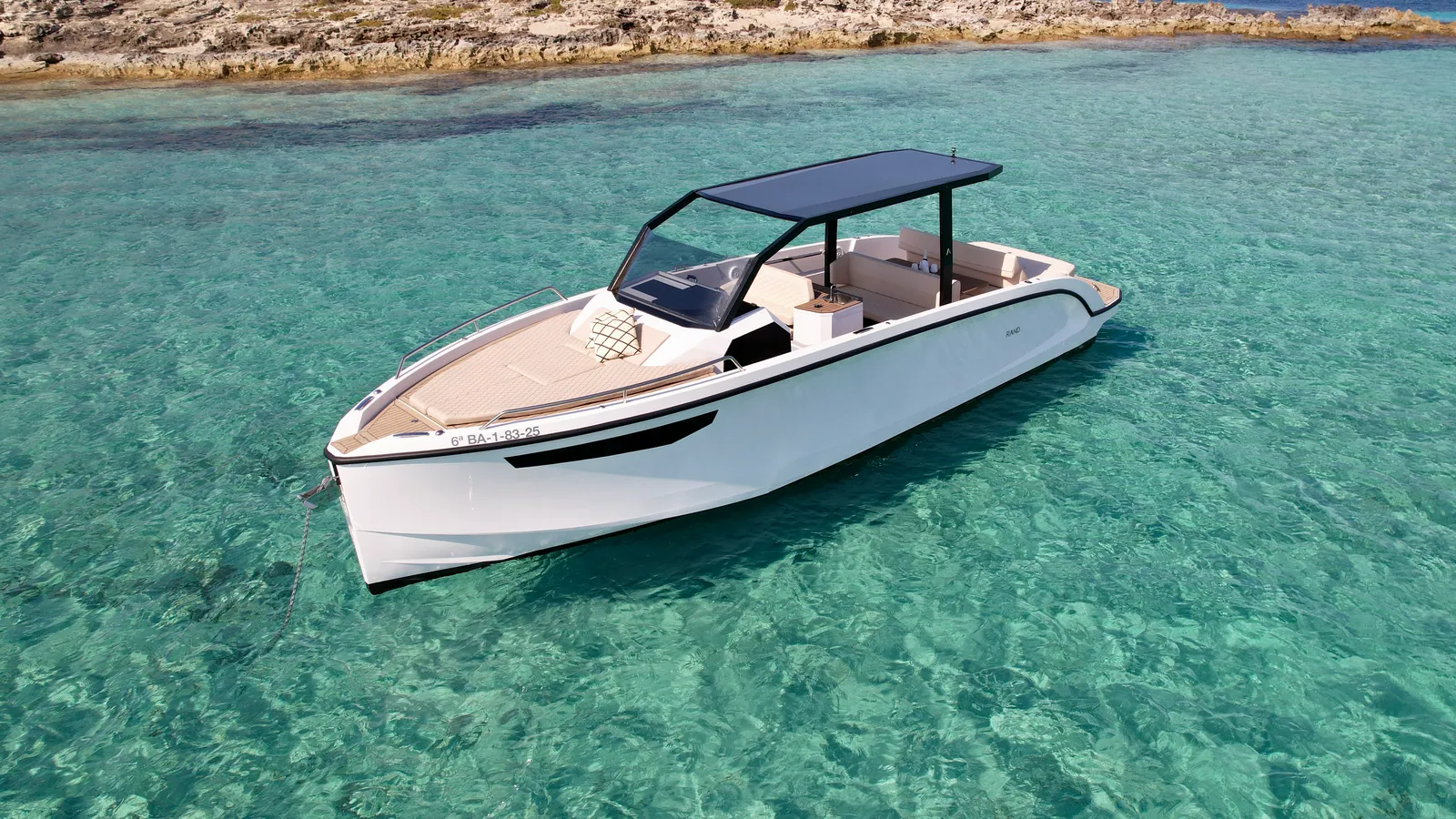 Kleines selbstfahrbares Boot, das du auf Ibiza ohne Führerschein mieten kannst