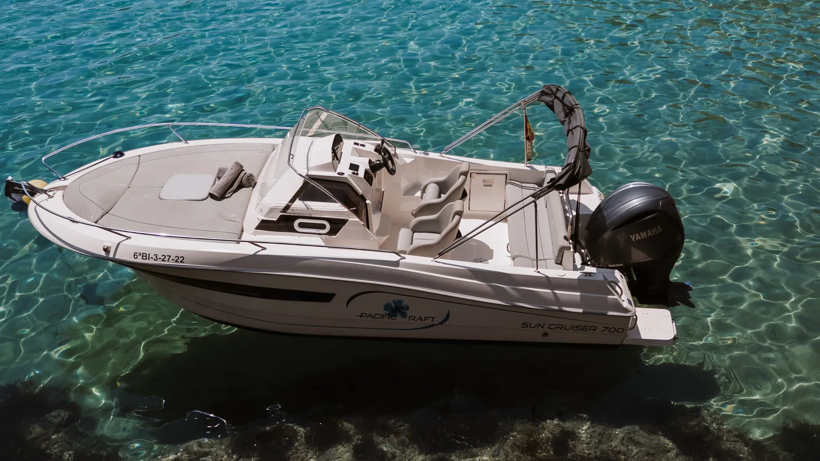 Lancha rápida cruzando aguas turquesas cerca de Formentera, Ibiza