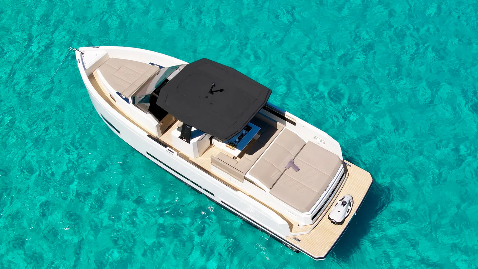 Professioneller Skipper steuert ein Boot entlang der Küste von Ibiza